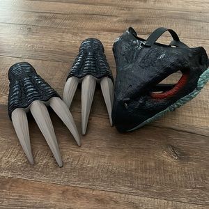 Jurassic World: Dominion Therizinosaurus Dinosaur Movie Mask with Claws